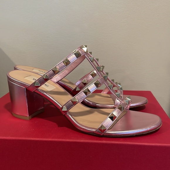 Metallic Valentino cage block sandals! pretty in pink..Valentine’s Day ready 💖. - Picture 2 of 9